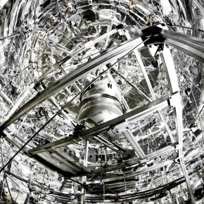 Le cryostat de XENON1T dans l'enceinte d'eau qui le protège des rayons cosmiques